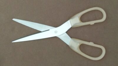 いつも使っているセルフカット用のハサミの写真です