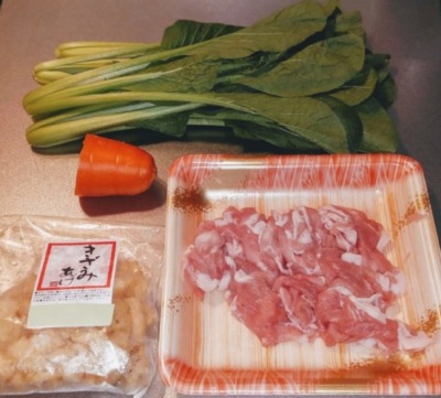小松菜と豚肉を使って炒めrる時の材料の写真です