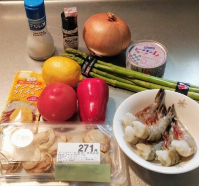トースターでパエリアを作る時の材料の写真です