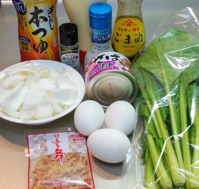 サバ缶と小松菜を使って卵炒めにする時の材料の写真です