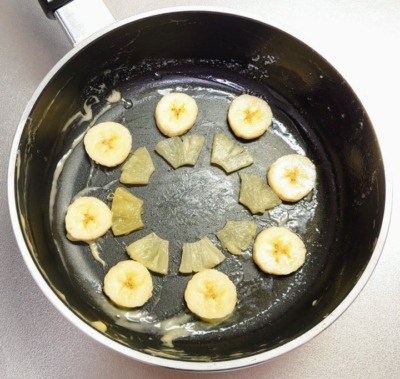 切ったフルーツとバナナを並べる